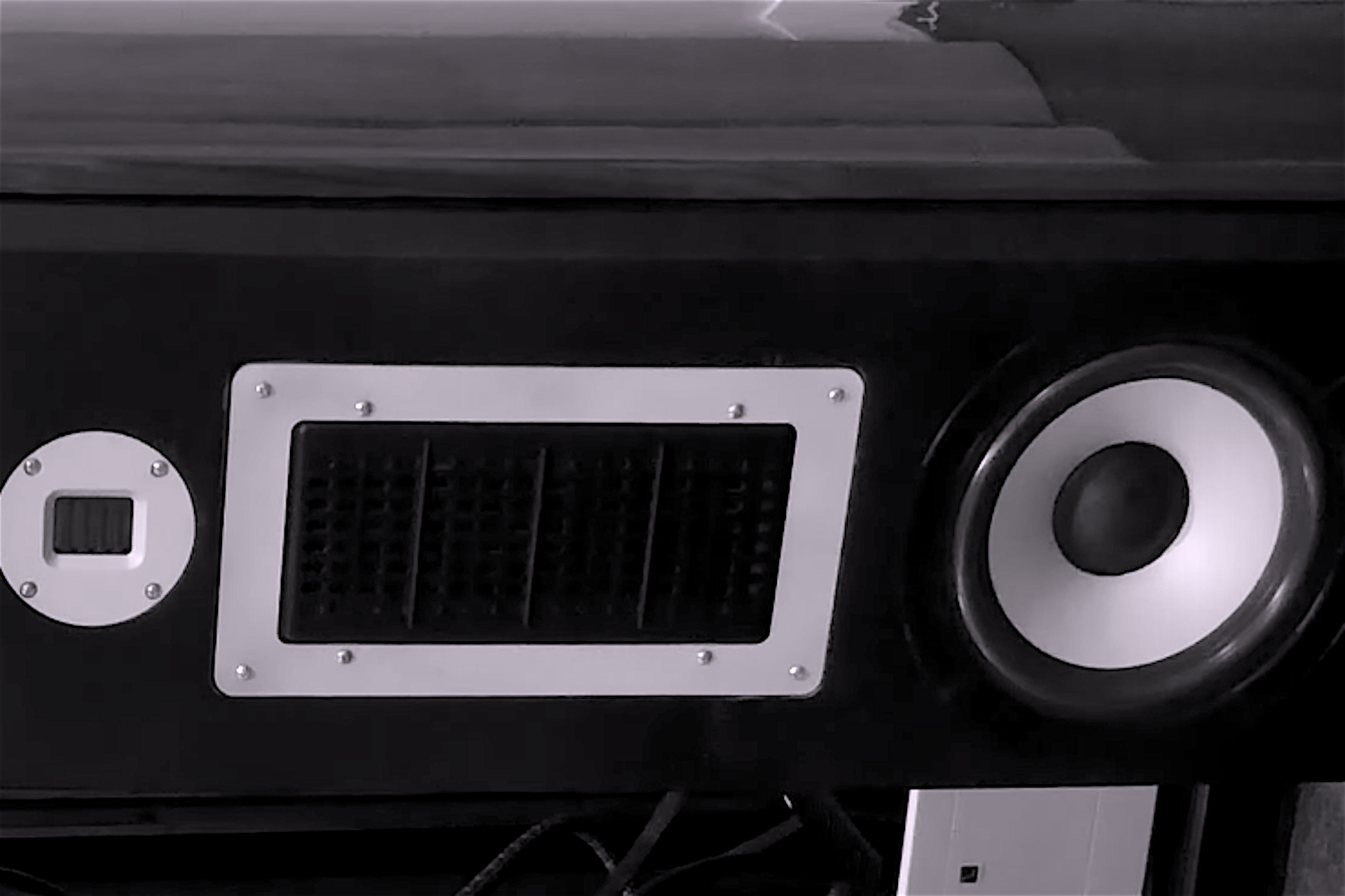 Explain a 2.5 way audio system