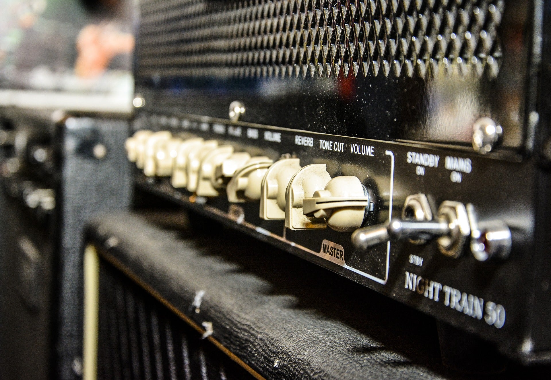 Why do some amps have twin sets of binding posts?