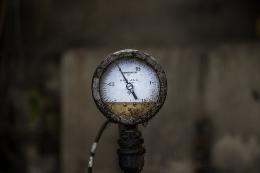 How does internal pressure affect speaker performance?