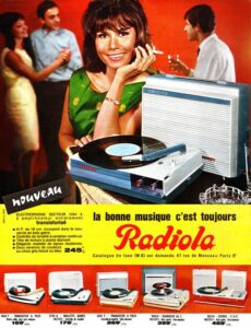 Groovy girl: digging the Radiola RA 1044 A, mid-1960s. C'est transistorisé!