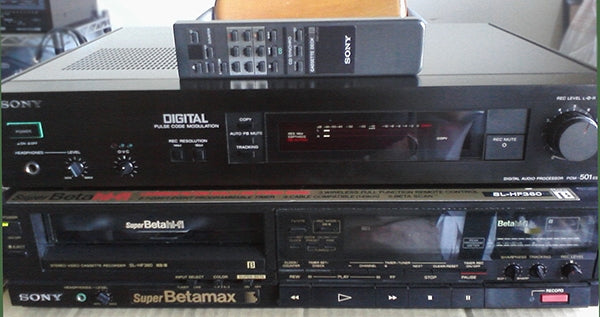 A Sony PCM-501ES digital audio processor atop a Sony Super Betamax video cassette recorder.