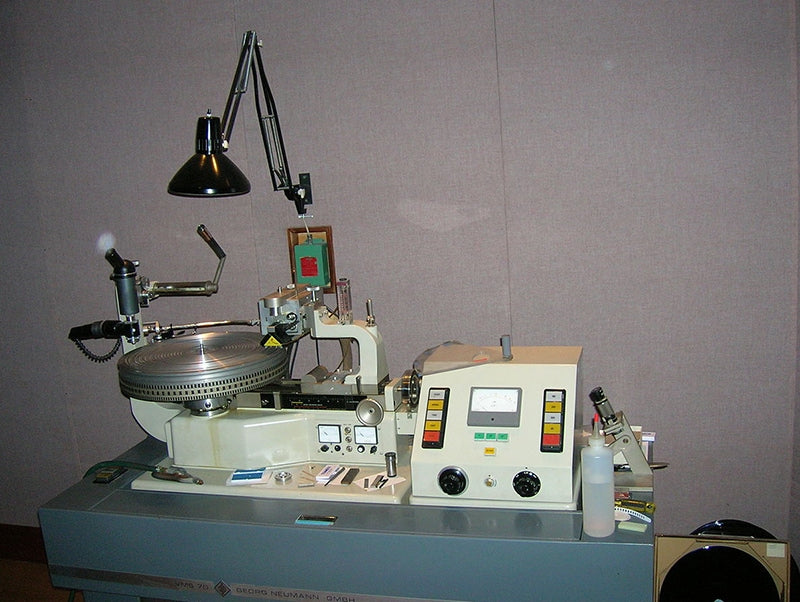 Neumann VMS-70 cutting lathe at SAE Mastering. Courtesy of Wikimedia Commons/VACANT FEVER.