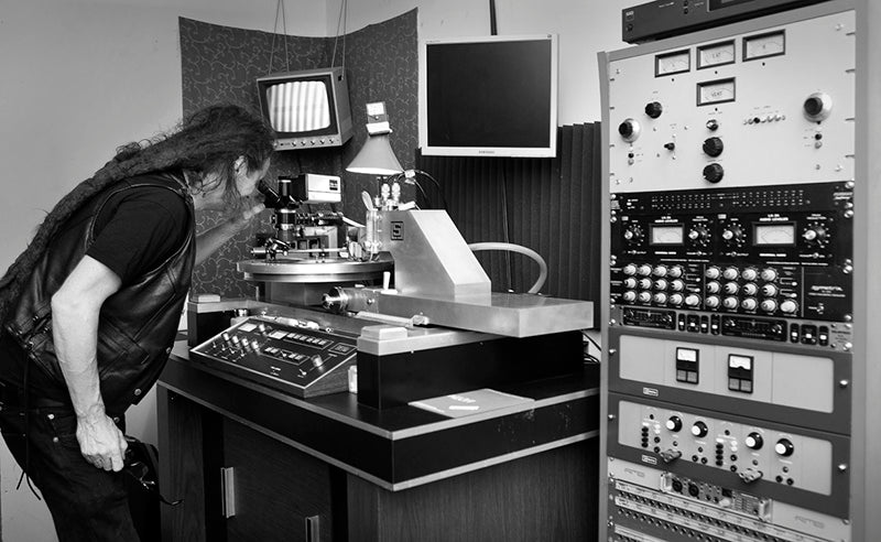 Tor Degerstrøm at work with his LJ Scully LS-76. Courtesy of Tor Degerstrøm/THD Vinyl Mastering.
