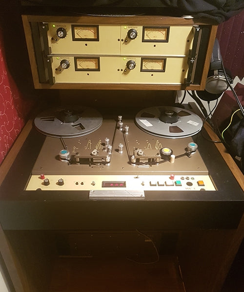 The HP (high-profile cabinet) version of the MCI JH-110M, with 4 channels of repro electronics (2 channels for stereo preview and 2 for stereo program signals) above the deck. Courtesy of Tor Degerstrøm/THD Vinyl Mastering.