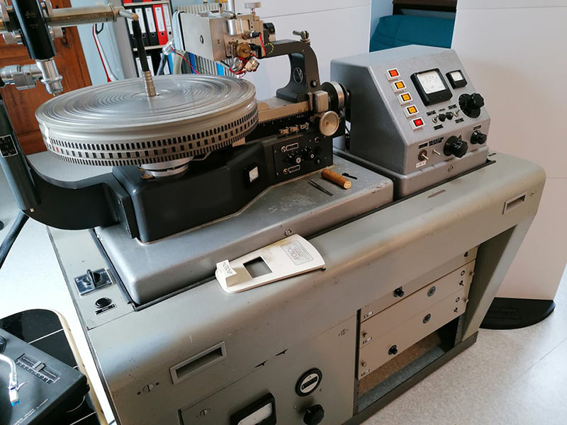 The lathe bed of the Neumann VMS special. Nearly identical to the AM 32b, and similar to the VMS-66 and VMS-70, but with some big differences. Courtesy of David Zanfrino.