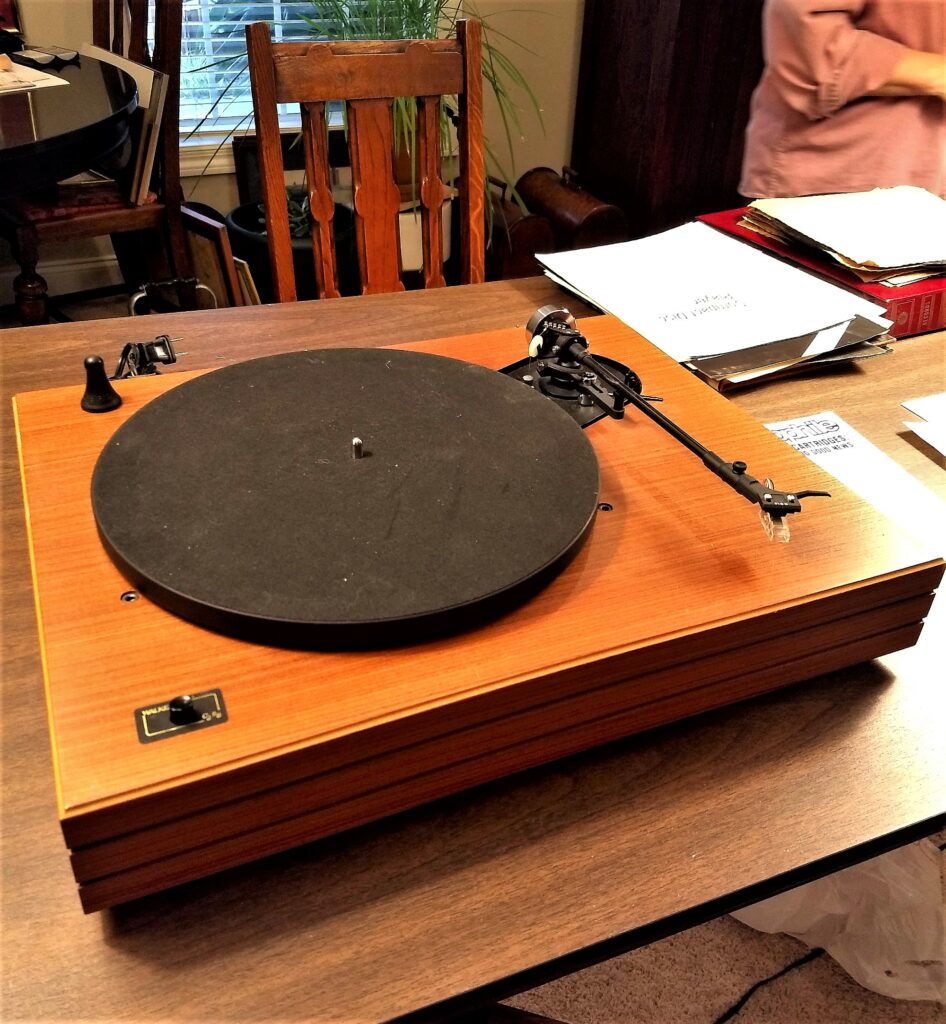 Walker was a long-time distributor of Linn in the UK, and their CJ58 turntable borrowed heavily from that legacy.