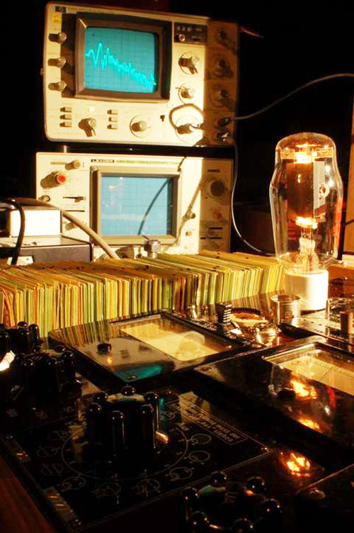 A directly-heated transmitting triode on the author's tube testing bench: A Funke W20 tube tester, using a custom punch card for setting up the parameters, and a Hewlett-Packard 3580A spectrum analyzer displaying the noise spectrum of the tube with no audio signal applied. Yes, before getting carried away in the plastic fantastic era of computer printers, Hewlett-Packard had a long history of manufacturing fine laboratory instruments.