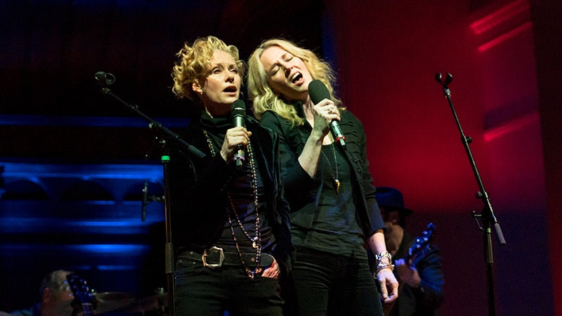 Shelby Lynne and Allison Moorer. Courtesy of Wikimedia Commons/Raph_PH.