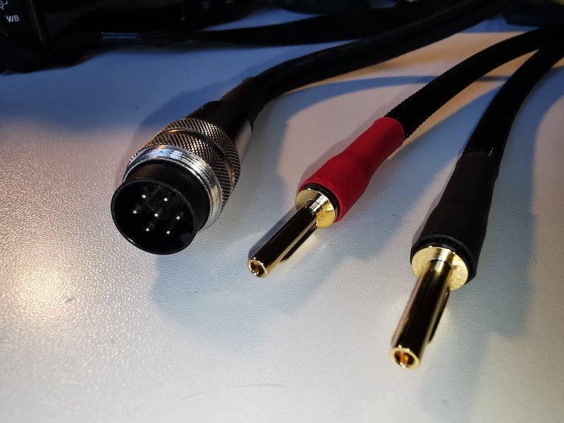 Tuchel 7-pin (left) and Transparent Cable with 4 mm termination (right).