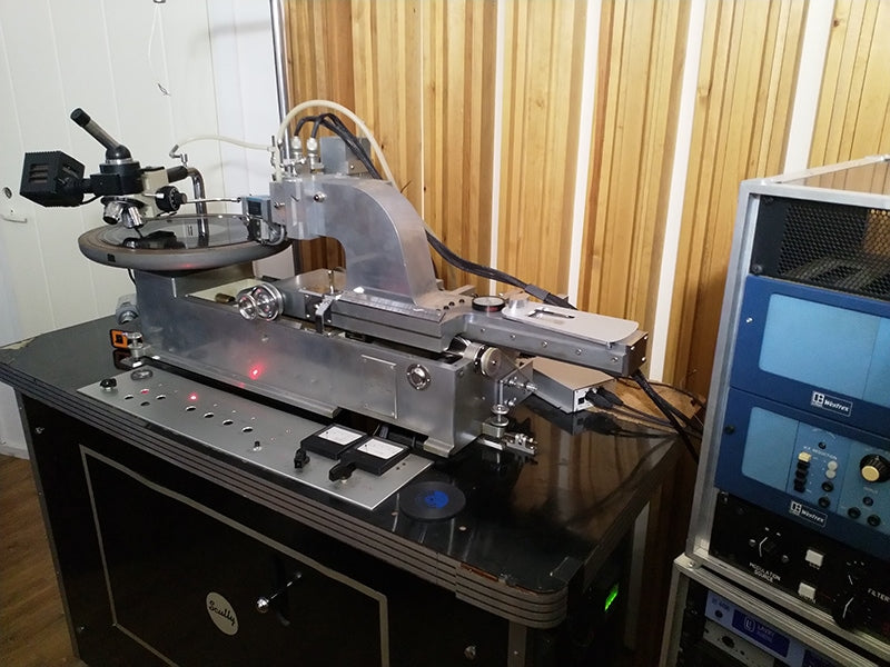 A Scully 601 lathe, with electronically-variable pitch from the factory, controlled from the panel on the bench. Courtesy of Jaakko Viitalähde, Virtalähde Mastering, Kuhmoinen, Finland.