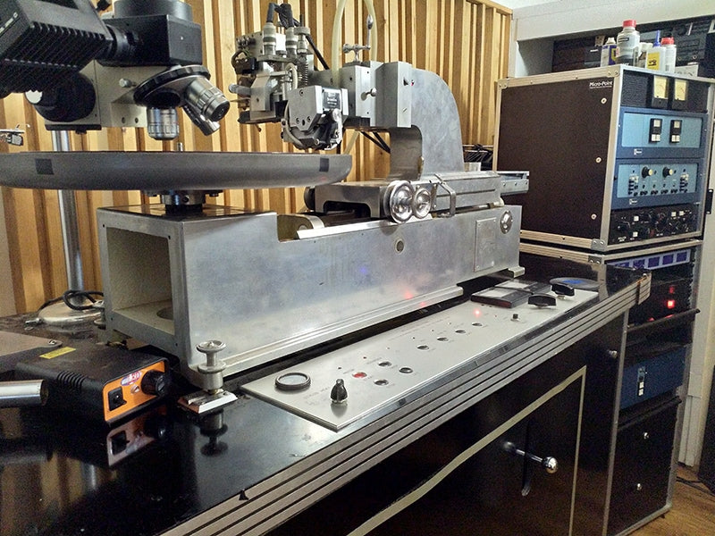 A Scully 601 lathe, with a Westrex 3D cutter head with an advance ball, as originally supplied, and the Westrex cutting amplifier rack next to it. Note the absence of the mechanical shifter on the lathe bed and the presence of a control panel in front of the lathe. Other than that, the lathe bed and mechanical assembly was the same as the 501. Courtesy of Jaakko Viitalähde.