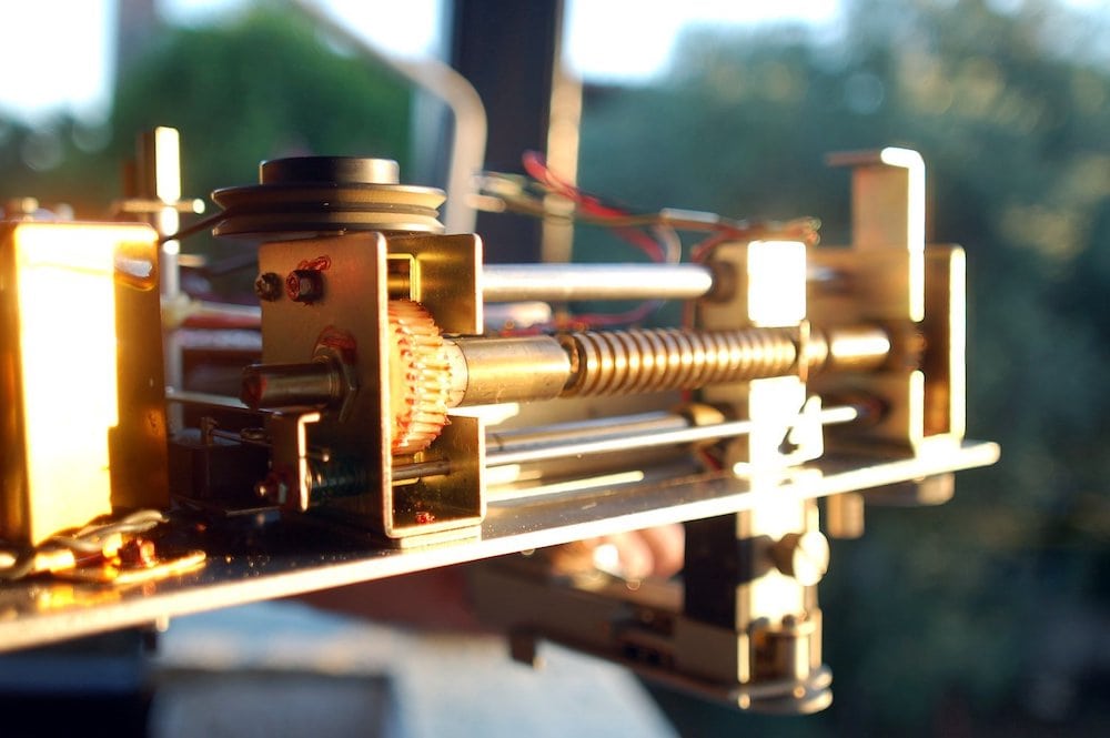 The leadscrew mechanism inside a Hara M-180. Courtesy of Agnew Analog Reference Instruments/Sabine Agnew.