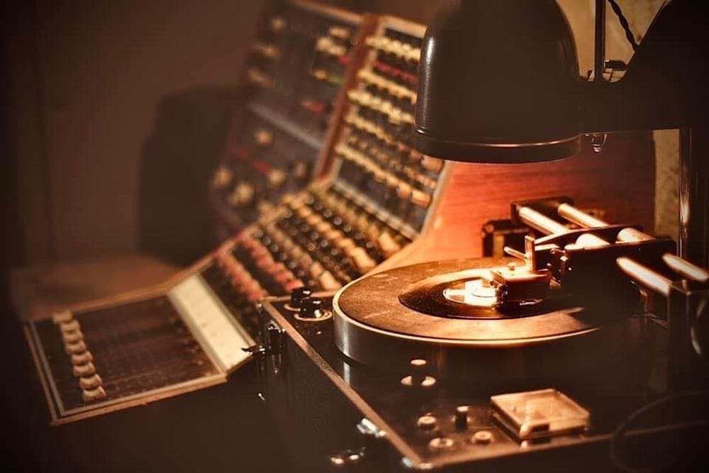 A Hara 805 VA disk recording lathe and associated recording equipment in the studio. Courtesy of Liam Walker/Groovefarm Analog Recording Company.