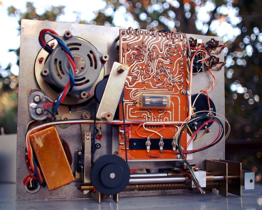 The underside of the Hara M-180: motor, main bearing and pulley, cutting amplifier printed circuit board, power transformer, carriage, and leadscrew. Courtesy of Agnew Analog Reference Instruments/Sabine Agnew.