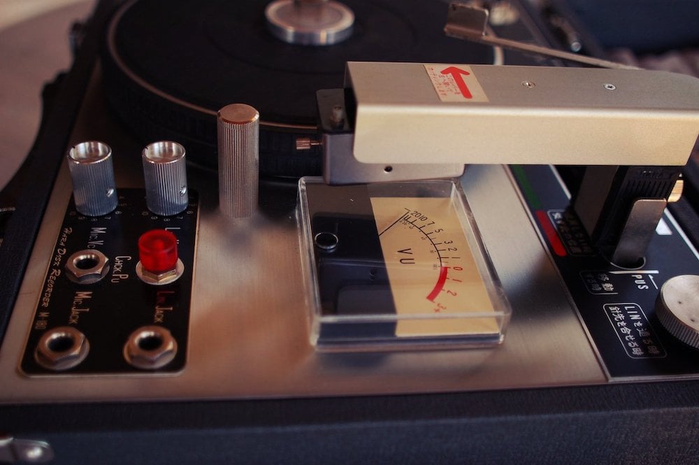 VU meters, inputs and controls, along with the carriage and cutter head, on a Hara M-180. Courtesy of Agnew Analog Reference Instruments/Sabine Agnew.