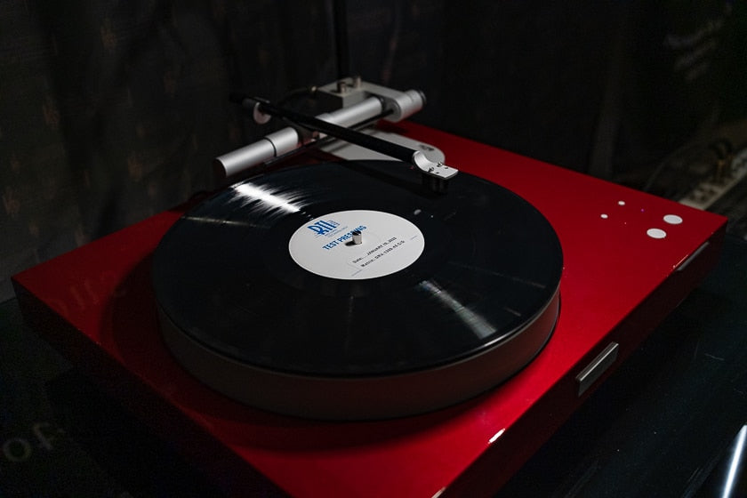 The Bergmann Modi air-bearing turntable with a Thor arm and Hana ML cartridge, in the British Audio Guys/On a Higher Note room. It was nice to see a linear tracking turntable for a change.