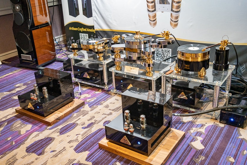 Pure dedication to turntables and vacuum tubes was represented in the TriangleART room, showcasing their Ultimate LE turntable, Metis horn loudspeaker, M-100 tube monoblock amplifier, L-200 preamp, and P-200 phono stage.