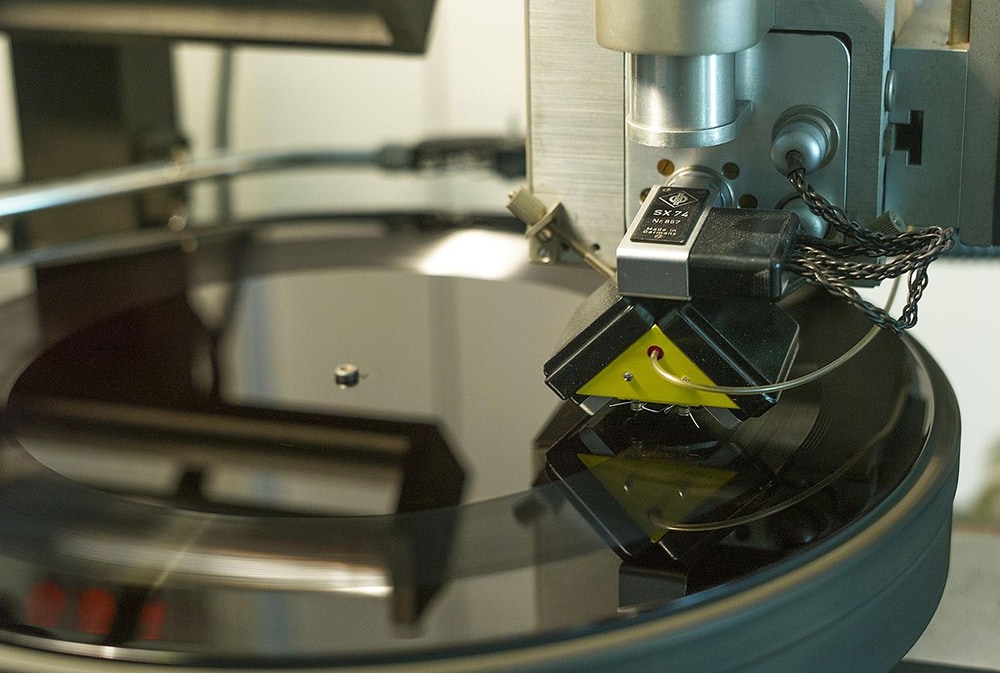 It's not easy: cutting a record on a Neumann VMS-80 lathe with a Neumann SX 74 cutter head. Courtesy of Wikimedia Commons/Rainer.Maillard.