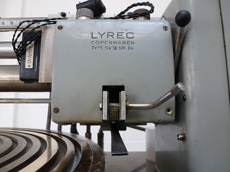 The Lyrec SV-12 suspension unit, with the vise clamp cutter head mounting system. Courtesy of Electric Mastering.
