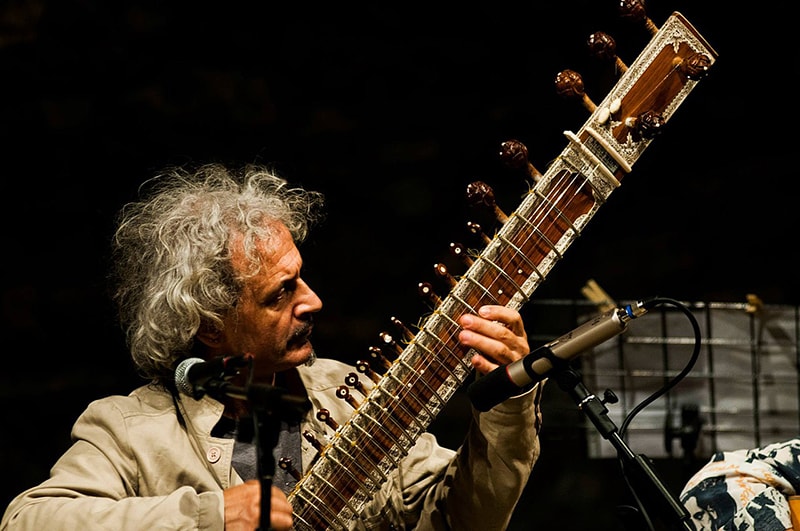 Flavio Minardo playing the sitar. Courtesy of Wikimedia Commons/Famido.