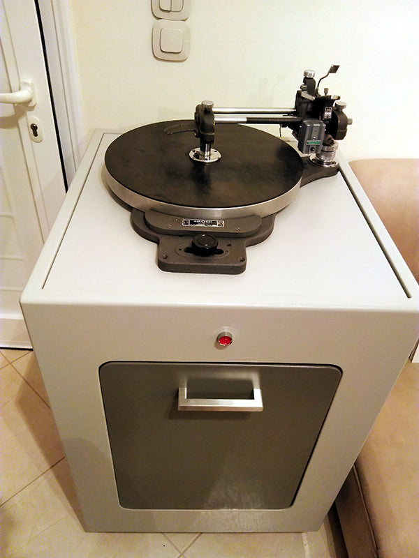 A modified Rek-O-Kut disk recording lathe with a customized Presto 1-DA (the "A" stands for Agnew) cutter head, at Epos Laboratories in the south of Greece. Courtesy of Epos Laboratories, www.eposlab.gr.